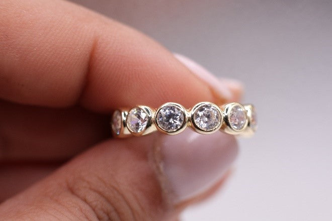 Round Bezel Band in Yellow Gold