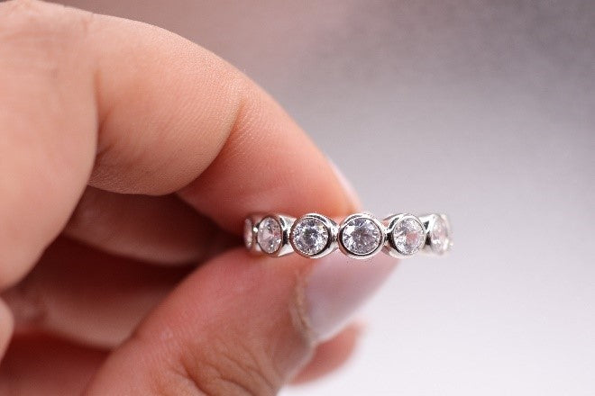 Round Bezel Band in White Gold